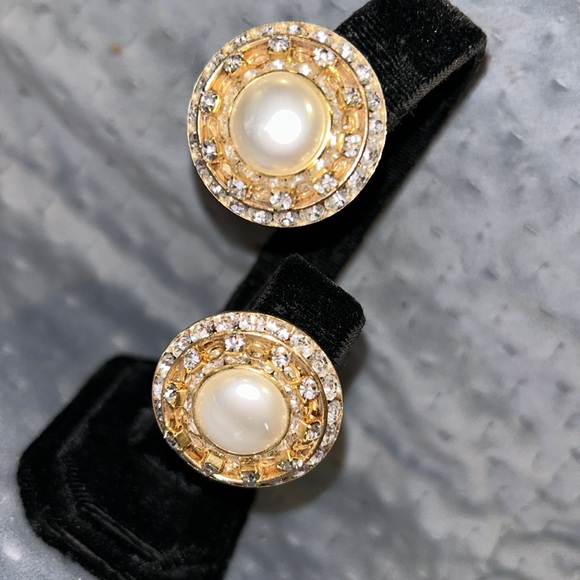 Stunning Vintage Pearl Center & Crystal Button Clip On Earrings-Boutique - Picture 3 of 9